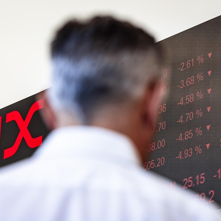 Ein Mann betrachtet aktuelle Boersenkurse die an einer LED-Wand im Eingangsbereich der Neuen Boerse Zuerich-West des SIX-Hauptsitzes an der Pfingstweidstrasse angezeigt werden aufgenommen am Montag, 7. April 2025 in Zuerich. (KEYSTONE/Michael Buholzer)