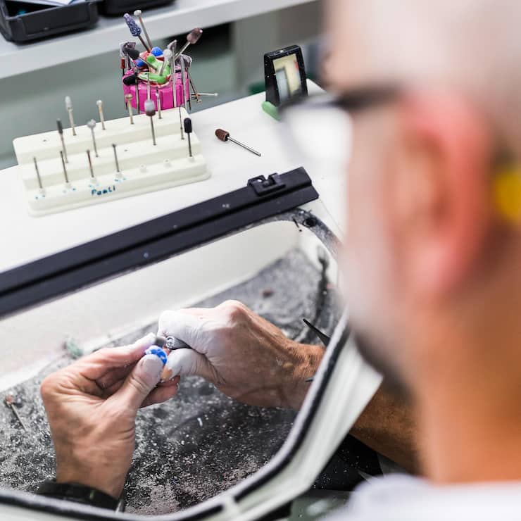Retailer mit eigener ProduktionNeuroth verkauft Hörgeräte aller ­Hersteller. Den Teil, der dafür sorgt, dass das Gerät bequem im Ohr sitzt, produziert die Firma selber.