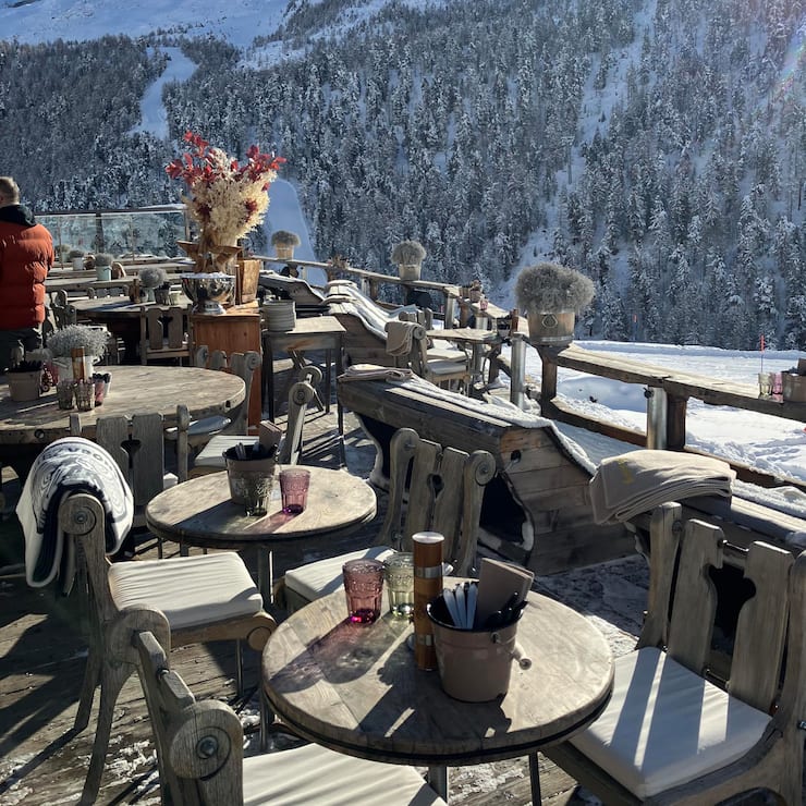 Über den Stuhllehnen und auf den Bänken der «Chez Vrony»-Terrasse ­liegen Breitling-Decken bereit.