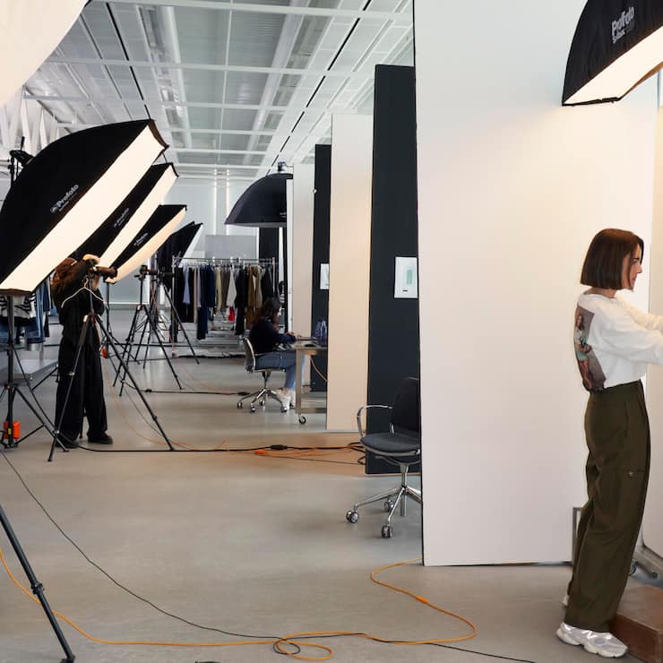 FOTOS FÜR DIE VERKAUFSKANÄLE In der Inditex-Zentrale werden neue Kollektionen fotografiert. Hier ein Kleid der grössten Konzernmarke Zara.