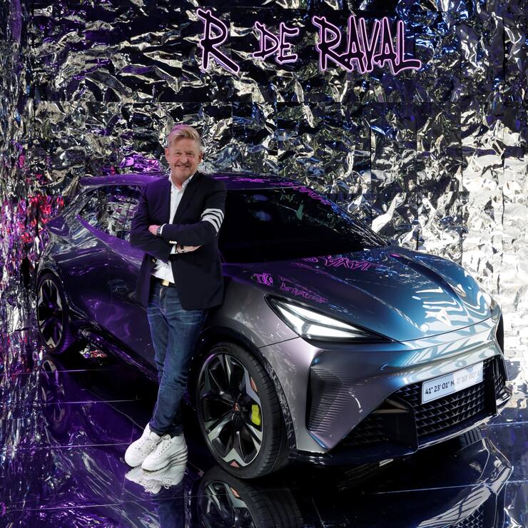 Wayne Griffiths, wie üblich in Sneakers und Thom-Browne-Sakko, kürzlich bei der Präsentation des elektrischen Cupra Raval. Und Griffiths hat noch grosse Pläne für neue Modelle – auch Sportwagen.