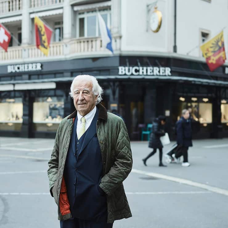 lizenz zum GeldverteilenUrs Mühlebach vor dem Bucherer-Gebäude am Schwanenplatz in Luzern.