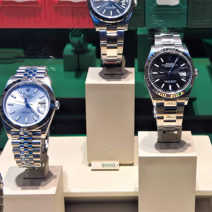Die Rolex SA ist eine unabhaengige Uhrenmanufaktur mit Hauptsitz in Genf Schweiz. Die Uhren-Manufaktur stellt mechanische Armbanduhren im Luxussegment her und wird wie die Zweitmarke Tudor zu 100 Prozent von der Hans Wilsdorf Stiftung kontrolliert. Rolex ist wahrscheinlich die bekannteste Uhrenmarke der Welt