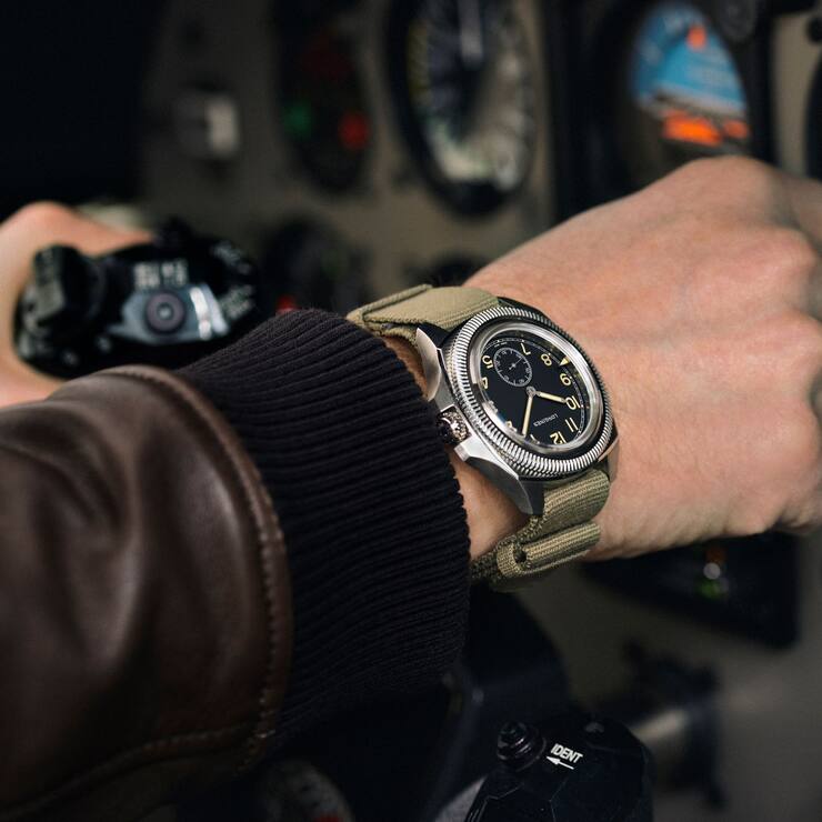 Longines Pilot Majetek am Handgelenk eines Piloten.