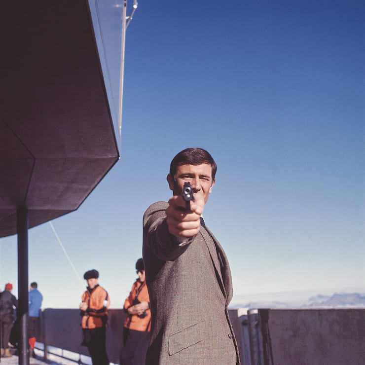 George Lazenby alias Agent 007 schiesst scharf in «Im Geheimdienst Ihrer Majestät».