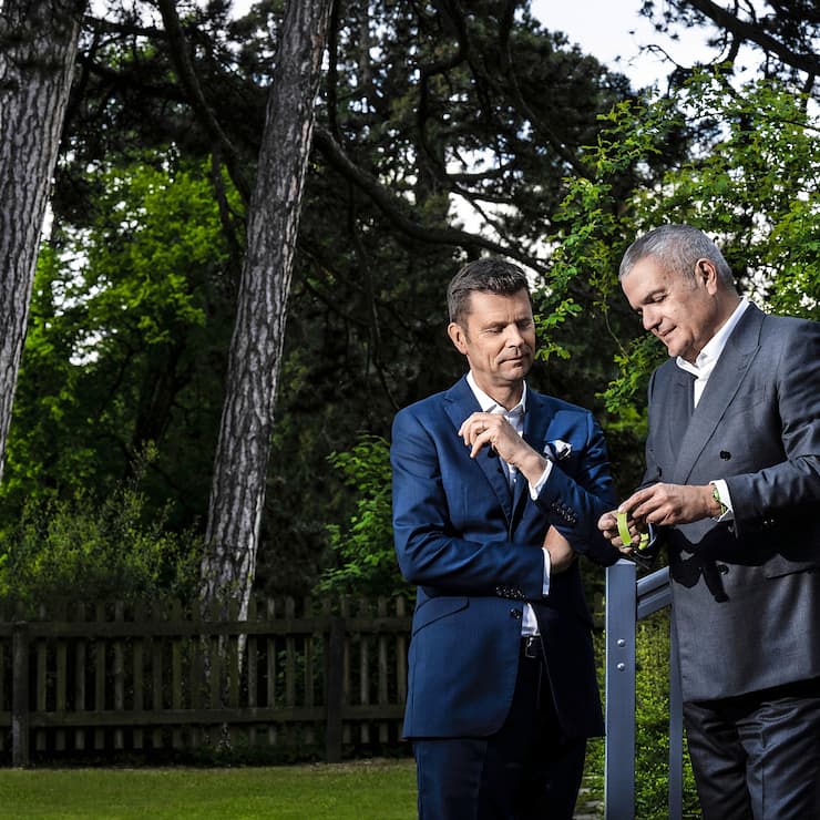Hublot-Chef Ricardo ­Guadalupe erklärt Nespresso-Chef Guillaume Le Cunff (l.) die Finessen der gemeinsam ent­wickelten Uhr, die zum Teil aus Kaffeekapseln und -satz gefertigt wurde.