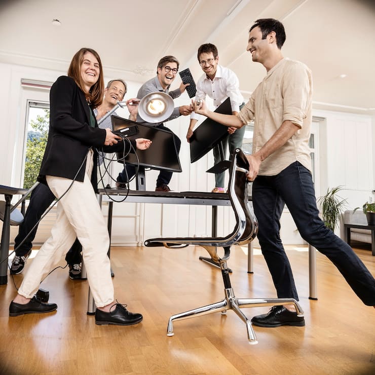 Eturnity vlnr: Doris Frehner,Â Philipp Eisenring (gestreiftes Hemd),Â Matthias Wiget (graues Hemd),Â Benedikt Sutter (weisses Hemd),Â Roger Sutter (gelbliches Hemd).