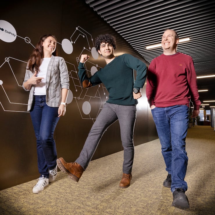 Startup DePoly: Samantha Anderson, Bardiya Valizadeh (grÃ¼ner Pullover), Christopher Ireland (roter Pullover) Founders Depoly www.depoly.co/about/ Von links nach rechts: Dr. Samantha Anderson,Â Dr. Bardiya Valizadeh,Â Dr. Christopher Ireland