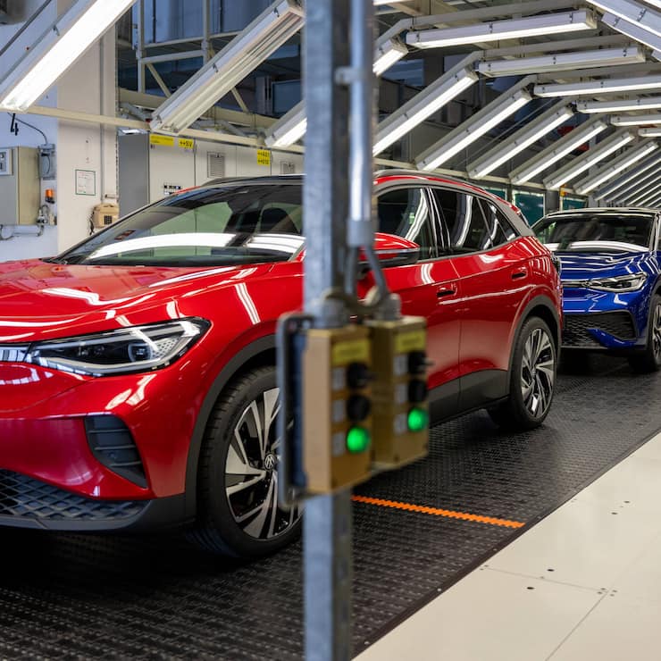 News Bilder des Tages Produktion von Elektrofahrzeugen bei Volkswagen Wirtschaft, Autoindustrie, Volkswagen: Die Endkontrolle bei VW: Den Kontrolleuren bleibt kein Teil verborgen. Zwickau Sachsen Deutschland *** Production of electric vehicles at Volkswagen Economy, Auto industry, Volkswagen Final inspection at VW No part remains hidden from the inspectors Zwickau Saxony Germany Copyright: xTeresaxKrögerx