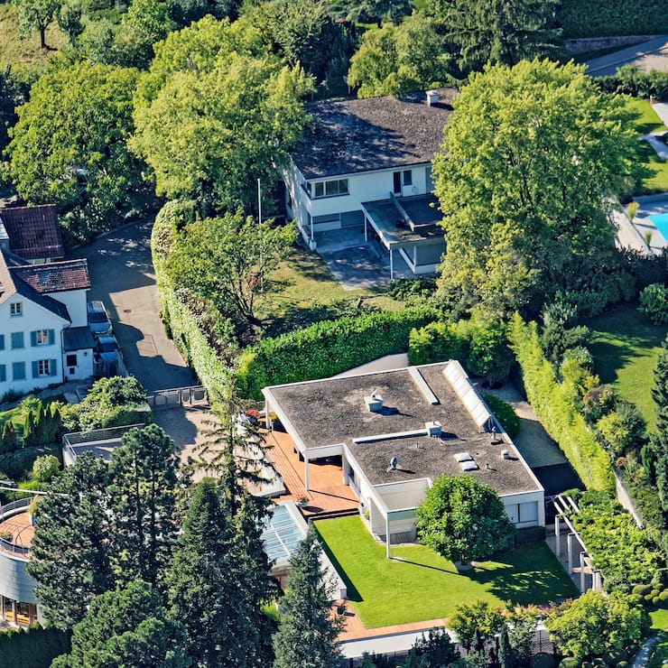 Das Grundstück von Iqbal Khan (im Bild in der Mitte oben) in Herrliberg über dem Zürichsee grenzt direkt an jenes von Tidjane Thiam, CEO der Credit Suisse (in der Mitte unten).