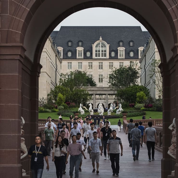 Auf seinem neuen Ox Horn Campus bei Shenzhen hat Huawei sein Forschungs- und Entwicklungszentrum in aufwendigen Nachbauten von zwölf europäischen Sehenswürdigkeiten beziehungsweise Regionen untergebracht