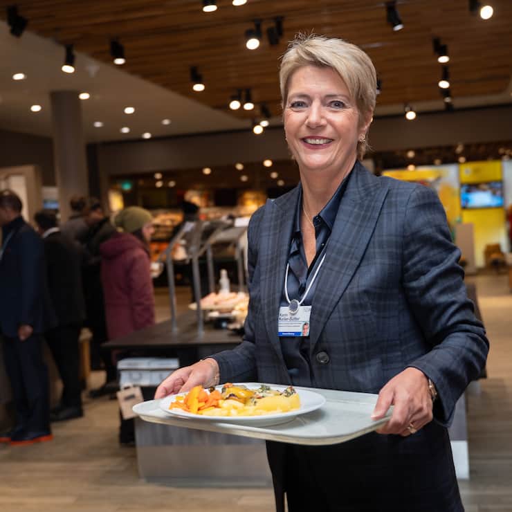 Foto: RaphaÃ«l Dupain / 21.01.2025 WEF2026 Davos / Treffen mit BundesrÃ¤tin Karin Keller-Sutter im Migros-Restaurant Davos