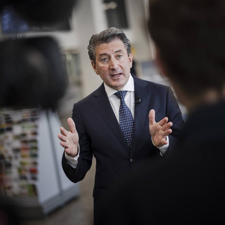 Roberto Cirillo, CEO der Schweizerischen Post spricht waehrend eines Interviews am Freitag, 4. Maerz 2022 in der Post Filiale Sihlpost in Zuerich. (KEYSTONE/Michael Buholzer)