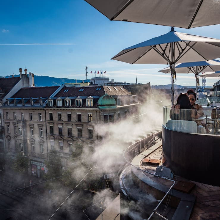 ZÜRICH (PLATZ 1) Hoch oben: urbane Lässigkeit im Rooftop Restaurant an der ZürcherBahnhofstrasse.