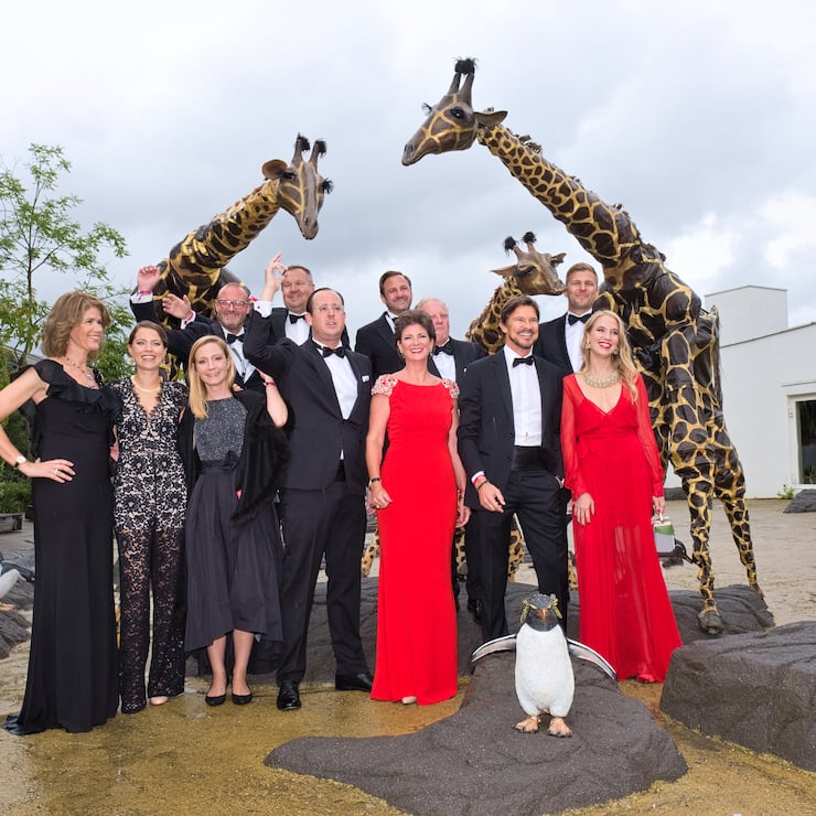 Das ZooFäscht-Komitee mit Giraffen: Monika Kern; Andrea Bodmer; Beryl Kern; Daniel Lüscher; Adrian Messerli; Nico J- Maeder; Beatrice Hirzel; Derek Tanner; Jürg Welti; Christoph Richterich; Fabian Gruber; Katja Hahnloser