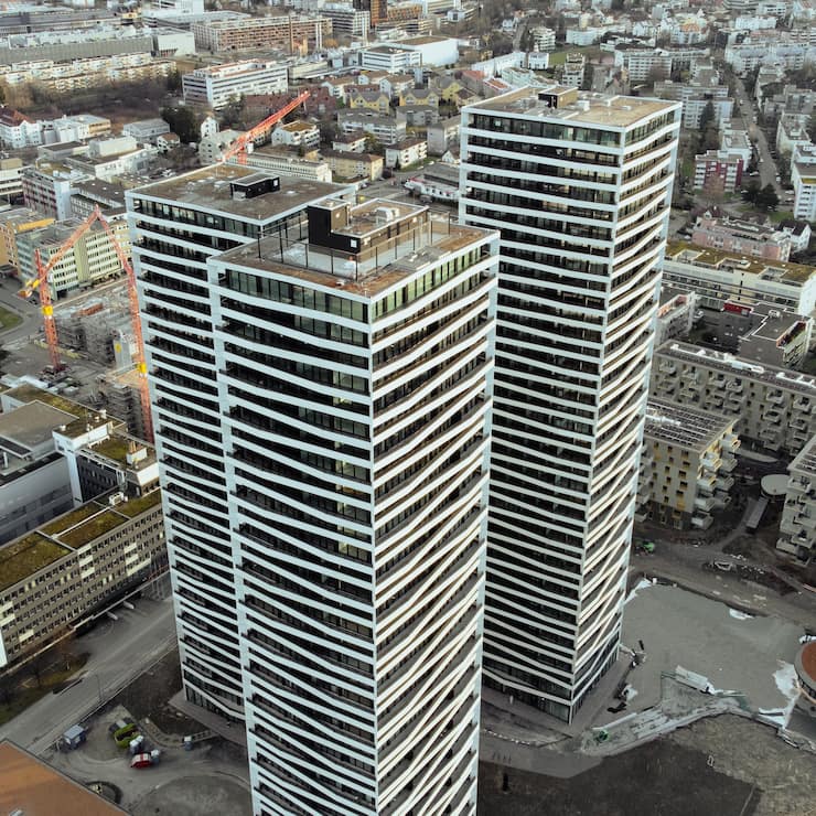 Foto: Linda KÃ¤sbohrer. 25.12.2023. Stettbach/DÃ¼bendorf. HochhÃ¤user Three Points, JaBee-Tower, 2 Sides und Helsana GebÃ¤ude.