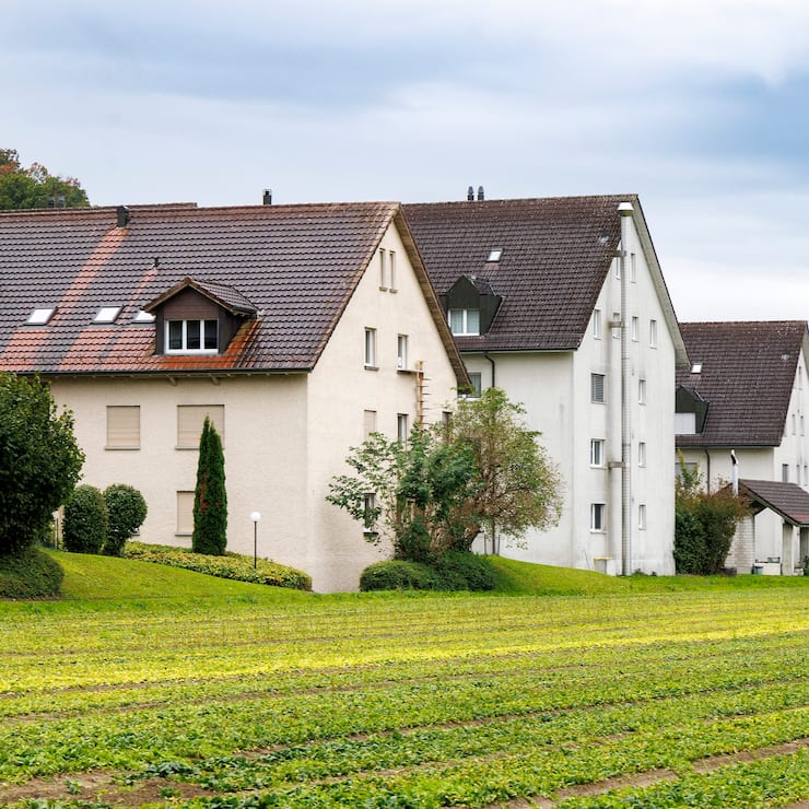 Foto: Sven Thomann, 4.10.2025, Winkel (ZH): Wohnhaeuser in Winkel. Immobilien, Miete, Wohneigentum, Hypothek, Wohnungsmarkt, Liegenschaft, Eigentumswohnung, Wohnblock, Wohnhaus, Zins, Mietzins, Haus, Immobilie, Saron, Hypo, Mehrfamilienhaus, Themenbild, Symbolbild, Symbolfoto, SymbolbildRMS