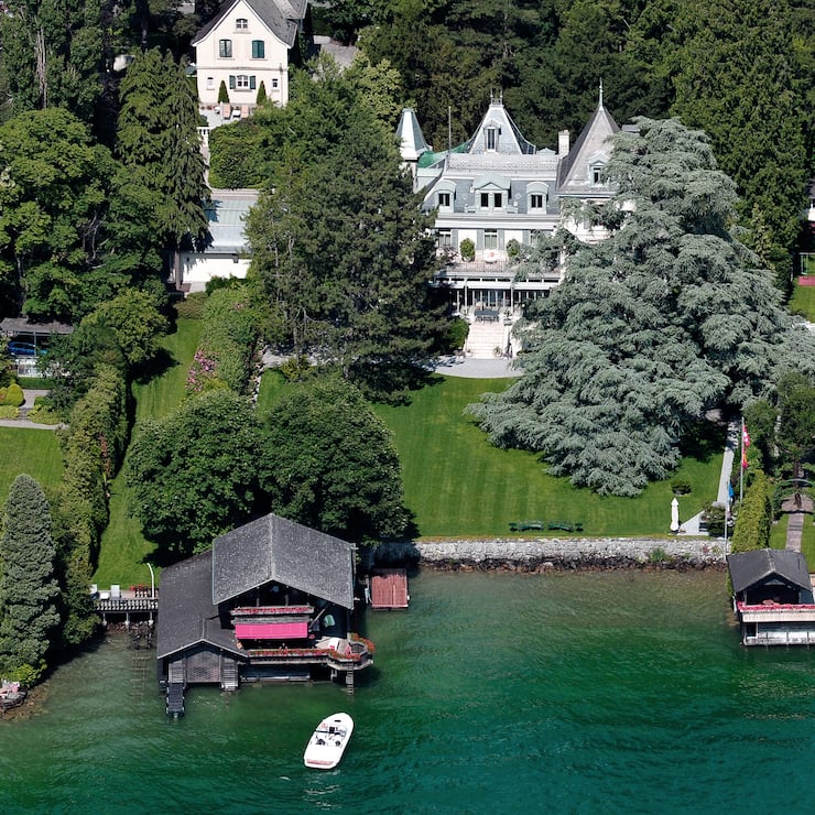 Wer legt da an bei Tina Turner, die sich in einem der stimmungsvollsten Haus in Kuesnacht am Zuerichsee eingemietet hat ?Aufnahme vom 28. Juni 2009.Bild:reportair.ch