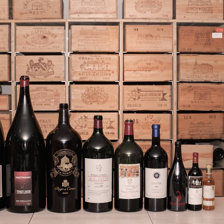 Grossflaschen in Reih und Glied