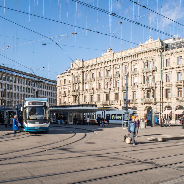 12.11.2020, ZÃ¼rich, Finanzmarkt Schweiz und Banken, Paradeplatz mit Credit Suisse Hauptsitz (rechts) und UBS UBS-GeschÃ¤ftsstelle (links).