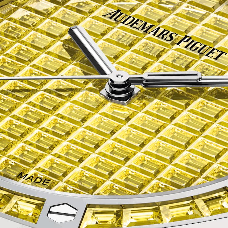 Nahaufnahme der Audemars Piguet Royal Oak mit gelben Diamanten.