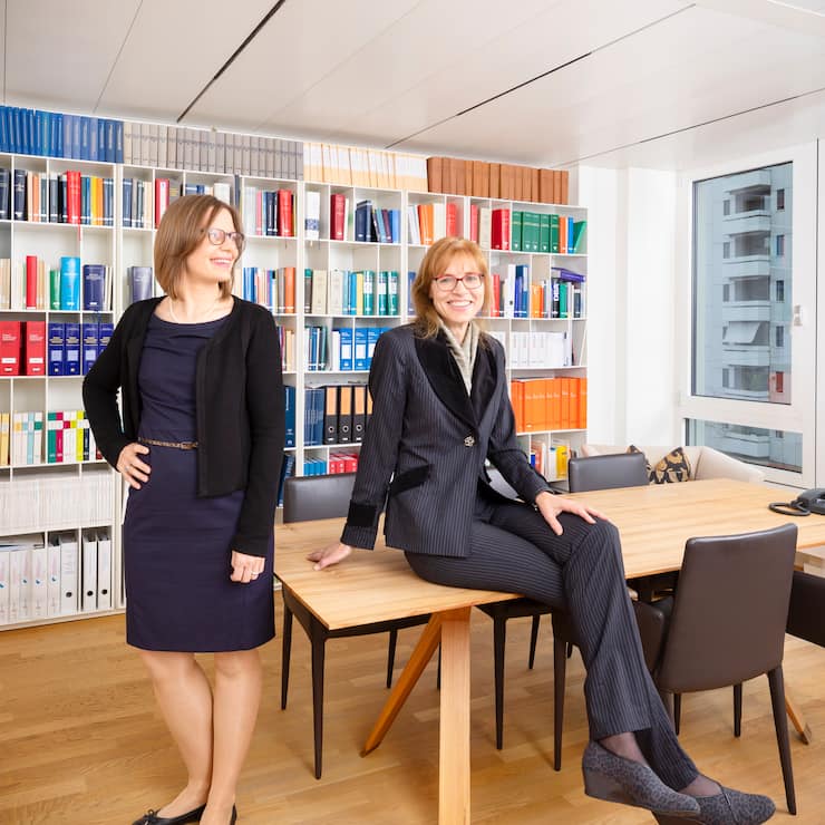 Julia von Ah (rote Brille) und Petra Caminada