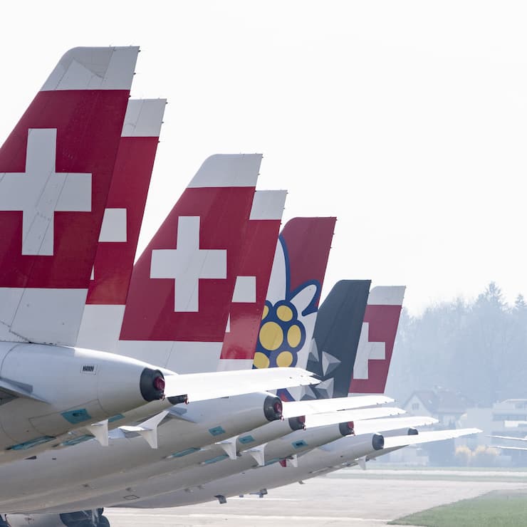 Parkierte Maschinen der Swiss auf dem Flughafen in Duebendorf, am Freitag, 20. Maerz 2020 aufgenommen von Duebendorf. Aufgrund des stark reduzierten Flugangebots der Fluggesellschaft Swiss werden Flugzeuge der Airbus A320er-Familie temporaer an den Flughafen Duebendorf verlegt. (KEYSTONE/Ennio Leanza)