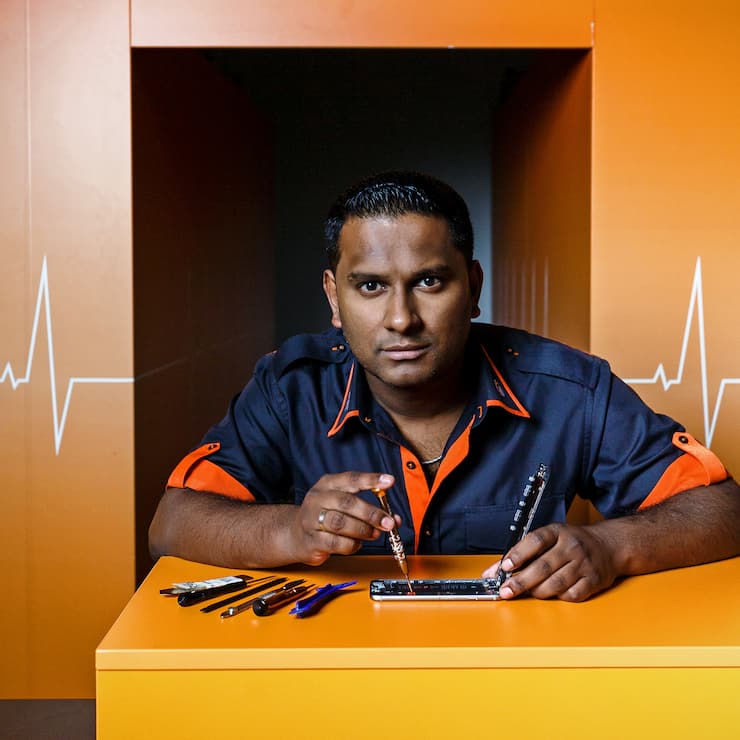 Handy-Doktor Jonathan Mariampillai flÃ¼chtete mit seinen Eltern als 9-JÃ¤hriger von Sri Lanka in die Schweiz. Heute ist er 32 und ein erfolgreicher Unternehmer mit 26 iPhone Klinik Filialen in der ganzen Schweiz.  Foto: Nicolas Zonvi 24.10.17 ZÃ¼rich HB