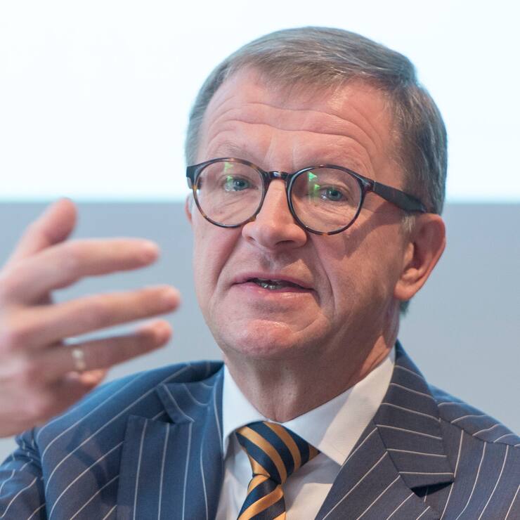 Joerg Wolle, CEO DKSH Holding, spricht an der Bilanzmedienkonferenz des Handels- und Dienstleistungsunternehmens DKSH, am Montag, 8. Februar 2016, in Zuerich. (KEYSTONE/Nick Soland)..