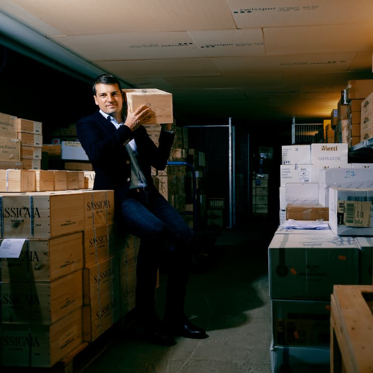 Mathias Imbach in seinem Weinkeller.