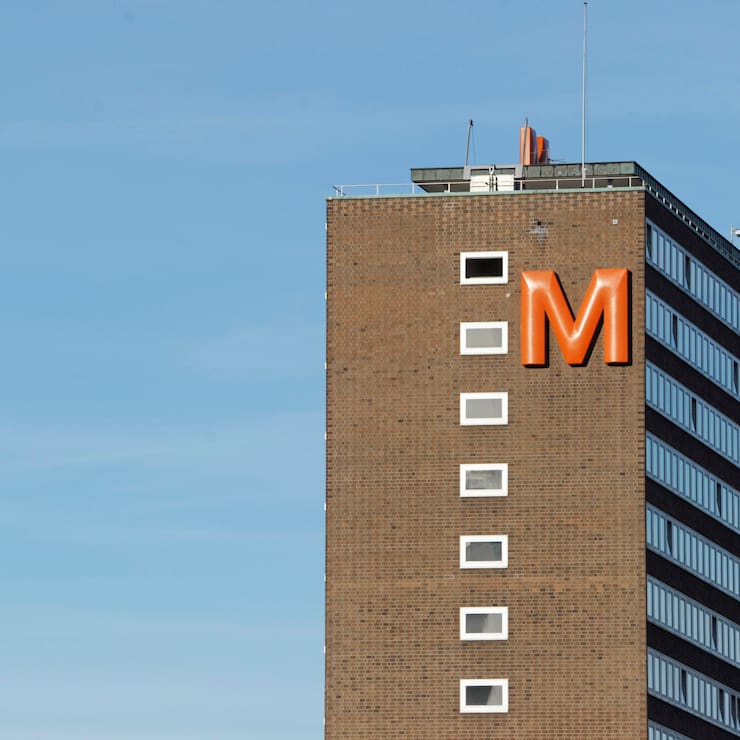 Das Migros Hochhaus in Zuerich, aufgenommen am Donnerstag, 4. November 2010. (KEYSTONE/Steffen Schmidt)