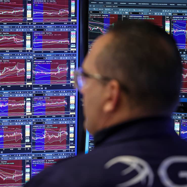 A Trader works on the floor of the New York Stock Exchange (NYSE) in New York on November 21, 2025. Wall Street stocks rebounded early Friday after a Federal Reserve official's remarks reignited hopes of a third consecutive US interest rate cut in December. (Photo by ANGELA WEISS / AFP)