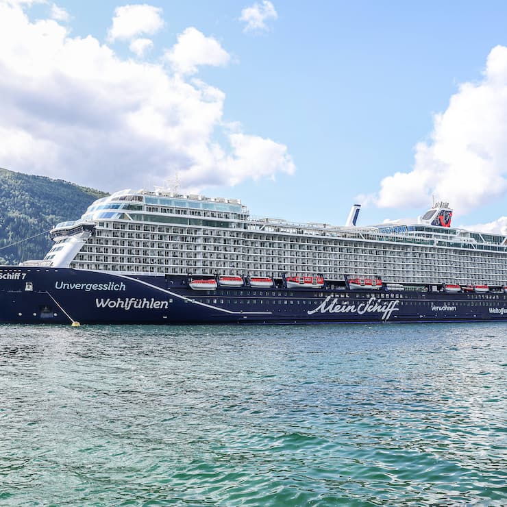 Ein Kreuzfahrtschiff des deutschen Reisekonzerns TUI (2025).