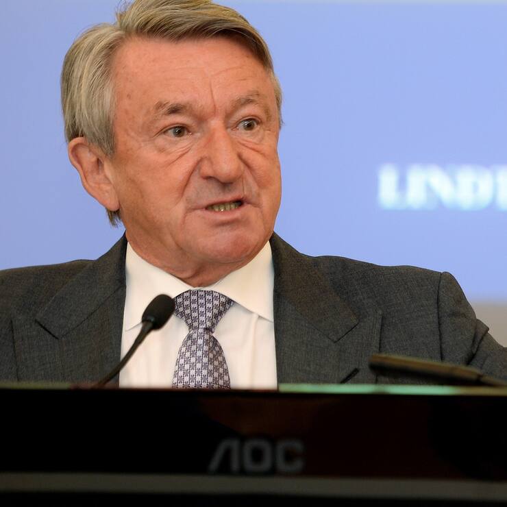 Ernst Tanner, CEO Lindt & Spruengli orientiert an einer Medienkonferenz in Kilchberg (ZH) am Dienstag. 8. Maerz 2016, ueber das vergangene Geschaeftsjahr. Der Schokoladenhersteller Lindt und Spruengli hat seinen Wachstumskurs 2015 trotz des starken Frankens, hoher Rohstoffpreise und eines warmen Sommers fortgesetzt. Der Hersteller von Goldhasen und Lindor-Kugeln legte sowohl beim Umsatz und beim Gewinn deutlich zu. (KEYSTONE/Walter Bieri)