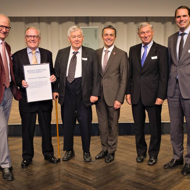 Etienne Jornod, Bonny Preis für die Freiheit; Peter Gomez, Preisträger; Jean-Pierre Bonny, Preis Stifter; Ignazio Cassis, Bundesrat; Gerold Bührer, Bonny Preis für die Freiheit; Beat Brechbühl, Kellerhals Carrard