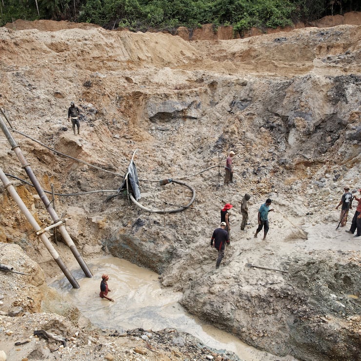 BLEI UND CYANIT gehören zum industriellen Goldabbau dazu. In Kolumbien (Foto) wird Gold dazu verwendet, Geld aus dem Drogenverkauf zu waschen.