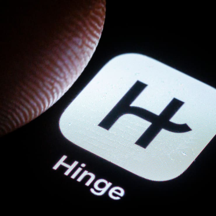 Die Dating-App von Hinge wird auf einem Smartphone angezeigt (Symbolbild)