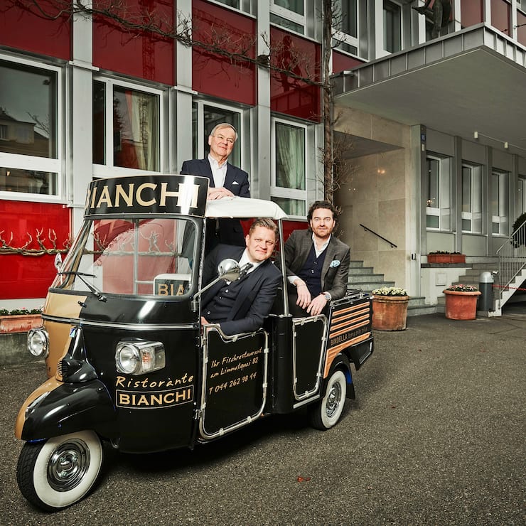 Rudi Bindella (oben) mit Rudi jr. (vorne) und Adrian vor dem Hauptsitz an der Hönggerstrasse in Zürich.