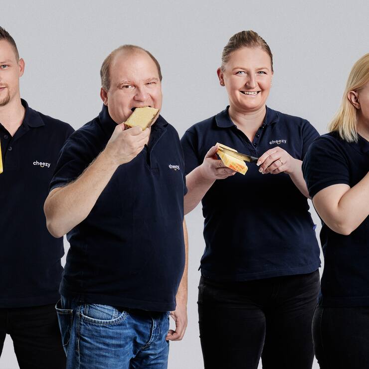 Michel Sägesser (3. v.l.) und sein Team suchen stets die besten Käsesorten.