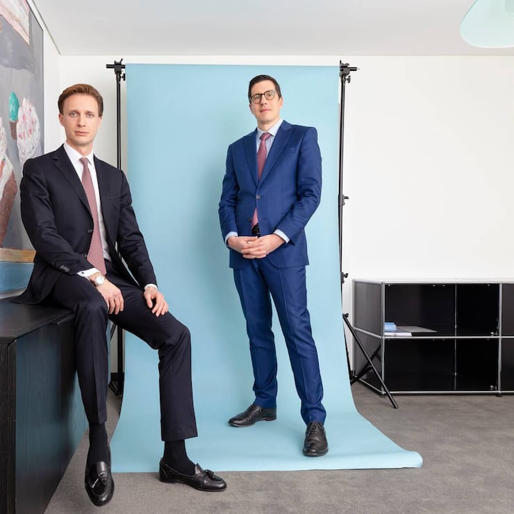 flexsuisse.com Gründer Richard Ossen (Links) und Reto Picenoni (rechts) Kunstwerk im Bild von          Robert Indermaur Sweet Dreams II, 2010, Oel auf Baumwolle