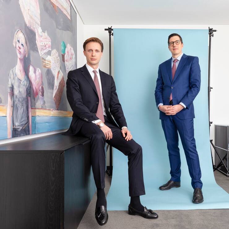 flexsuisse.com Gründer Richard Ossen (Links) und Reto Picenoni (rechts) Kunstwerk im Bild von Robert Indermaur Sweet Dreams II, 2010, Oel auf Baumwolle