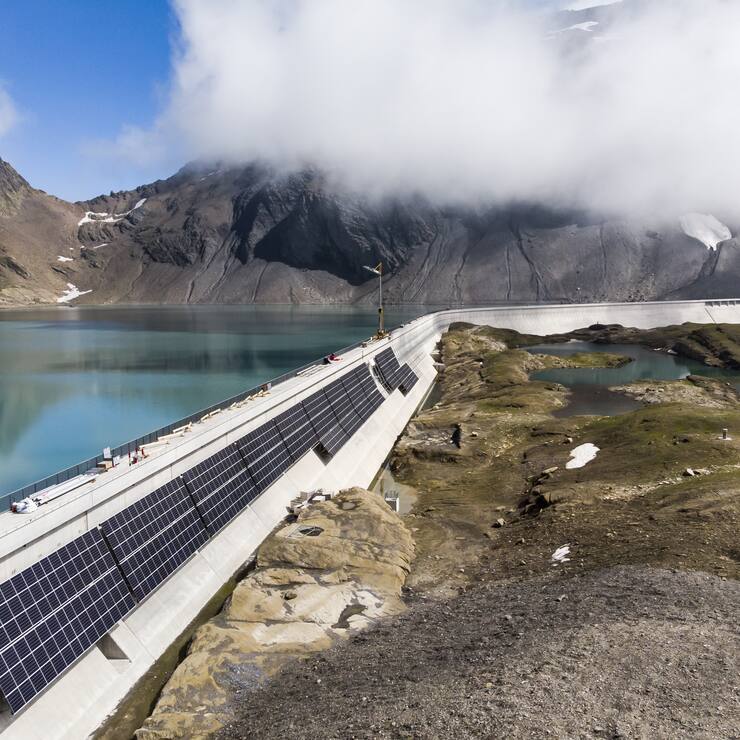 Blick auf die Baustelle von "Alpin Solar", aufgenommen am Donnerstag, 19. August 2021, in Linthal. Der Stromkonzern Axpo baut an der Muttsee-Staumauer die groesste alpine Solaranlage der Schweiz. 4872 Solarmodule sollen installiert werden. (KEYSTONE/Gian Ehrenzeller)..