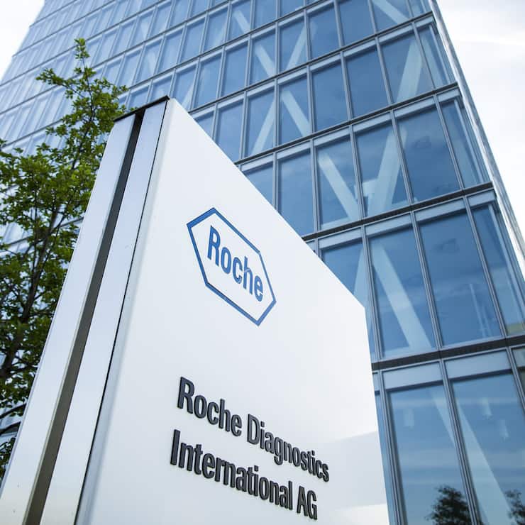 Roche-Logo vor einem Gebäude in Rotkreuz