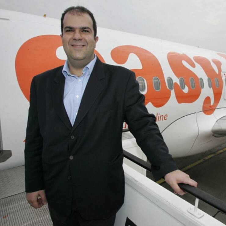 (GERMANY OUT) Stelios Haji-Ioannou, Unternehmer, Manager, Grossbritannien - Gruender und Mitinhaber der Billigairline easyjet vor einem Airbus seiner Fluggesellschaft easyjet auf dem Flughafen Berlin-Schoenefeld (Photo by Eckel/ullstein bild via Getty Images)