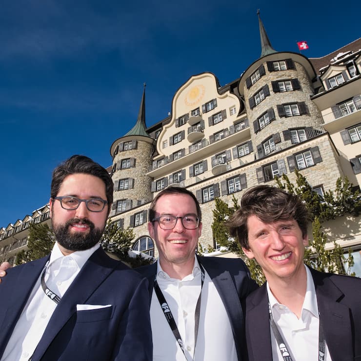 Traumwetter im Engadin, vor dem Suvretta House:Luzius Meissner, Bitcoin Association Switzerland;Tobias Reichmuth, Initiator &  PrÃ¤sident, CFC;Nicolo StÃ¶hr, CEO, CFC
