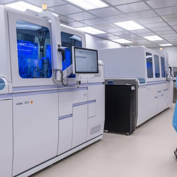 Ein Cobas-6800-Laborsystem von Roche Diagnostics im North Lantau Hospital in Hongkong. 
