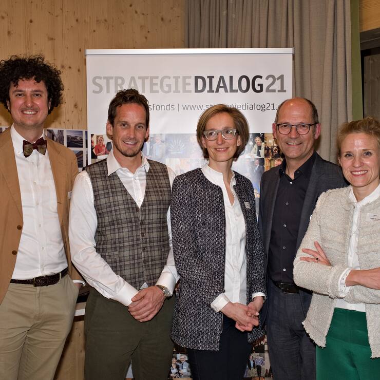 Die Teilnehmer der Paneldiskussion Nicola Forster, Gründer & Präsident, foraus Forum Aussenpolitik; Patrick Fischer, Coach der Eishockey-Nationalmannschaft; Mélanie Eppenberger, VRP, Toggenburg Bergbahnen AG; Daniel Fässler, Landammann Appenzell Innerrhoden; Nathaly Bachmann, Geschäftsführerin StrategieDialog21 & CEO, Essence Relations GmbH