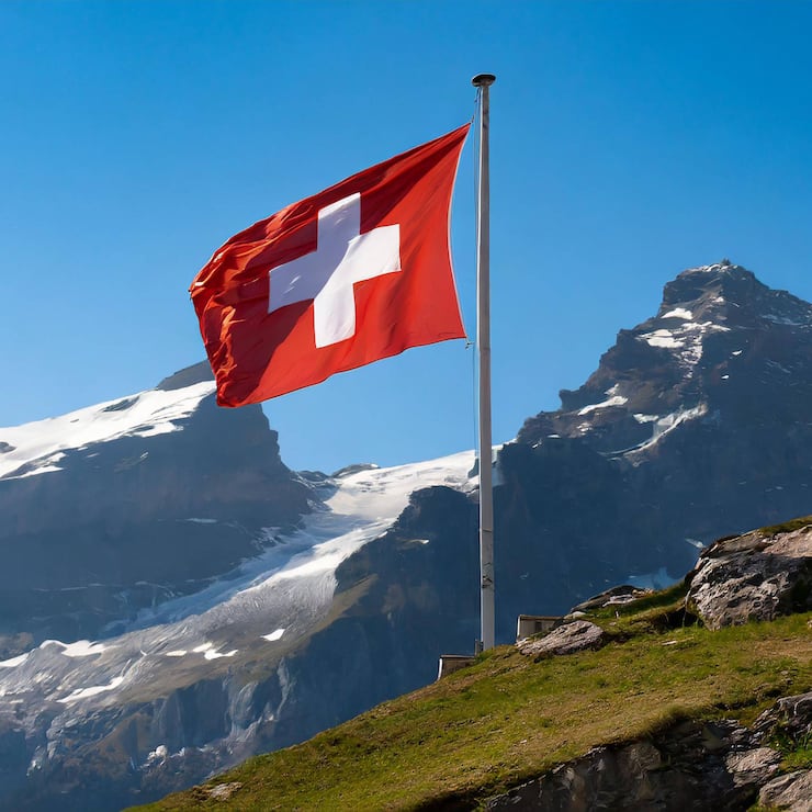 Die Nationalfahne der Schweiz flattert im Wind.