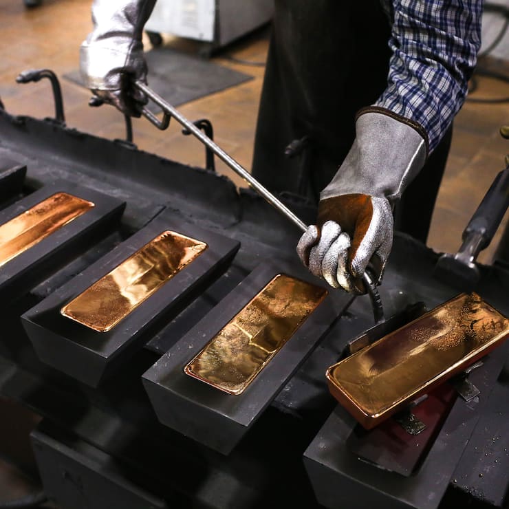 Goldbarren werden gegossen.