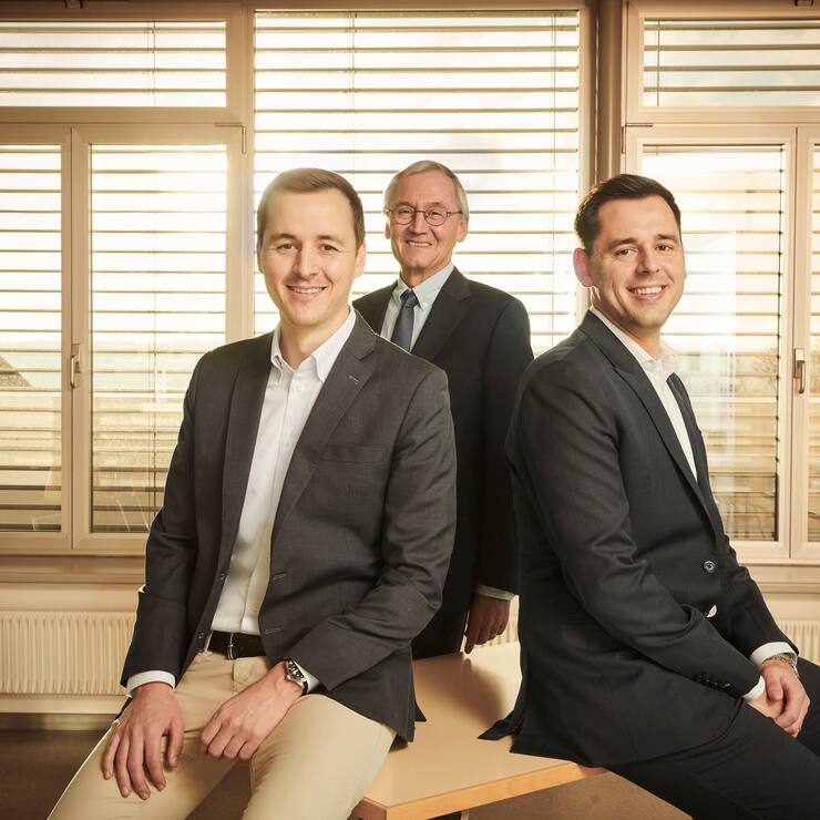 Olivier, Daniel und Marc Schluep sitzen nebeneinander.